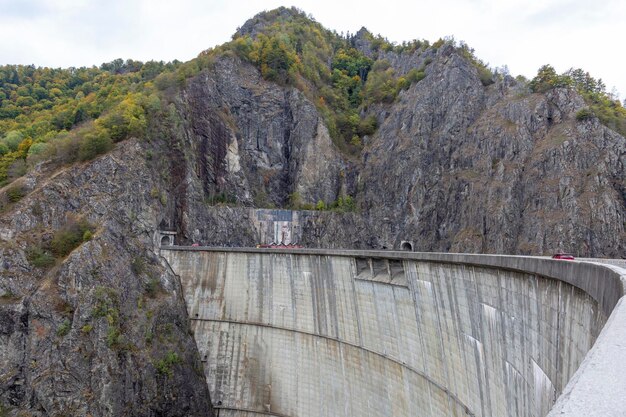 Foto hidrelétricas de construção hidrelétrica barragem vidrau na rodovia transfagarash