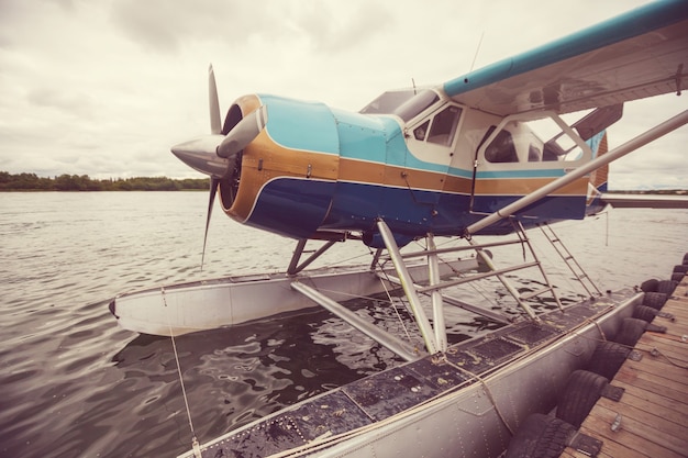 Foto hidroavión en alaska. temporada de verano.