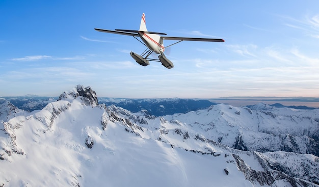 Hidroavión sobrevolando las Montañas Rocosas