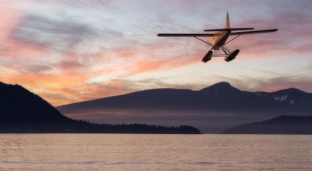 Hidroavión sobrevolando el paisaje natural de las montañas canadienses en la costa oeste del Pacífico