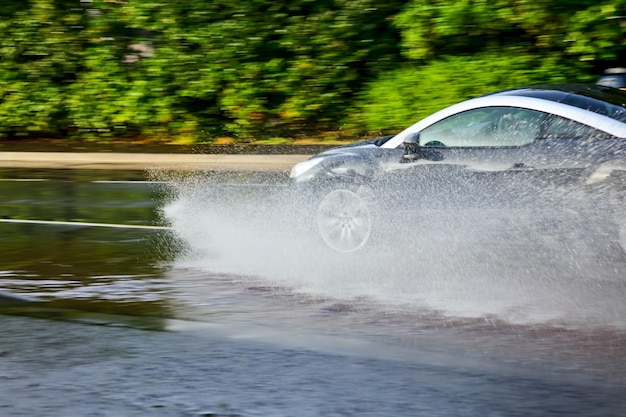 Foto hidroplanagem de carro