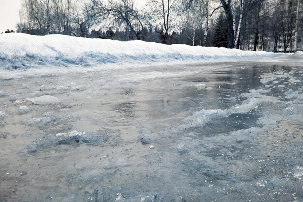 Hielo agrietado y roto en el agua de cerca