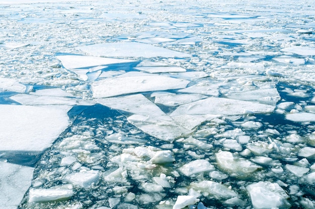 Hielo agrietado en la superficie de la imagen conceptual del océano sobre el cambio climático en el mundo