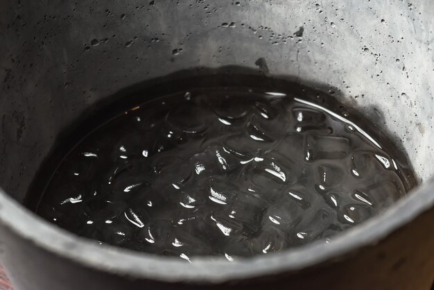 Hielo en agua en un balde de hormigón