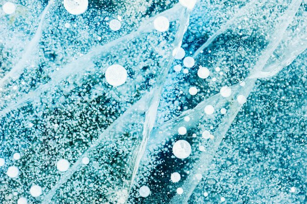 Hielo azul con burbujas de aire en el lago congelado. Imagen macro. Fondo de naturaleza de invierno