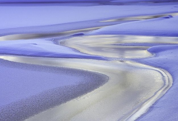 Hielo azul y nieve en el río en invierno Siberia Rusia