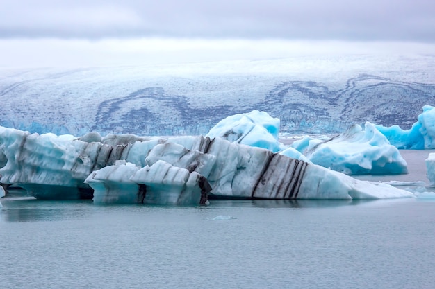 Hielo azul en la orilla de la laguna de hielo en Islandia