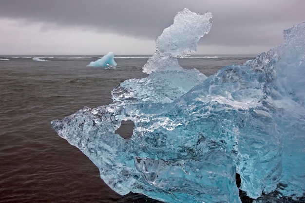 Hielo azul en la orilla de la laguna de hielo en Islandia