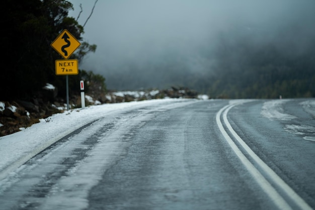 Hielo en el camino en una montaña en invierno