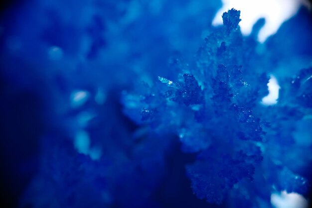 Hielo congelado azul en hermosos zafiros y cristales.