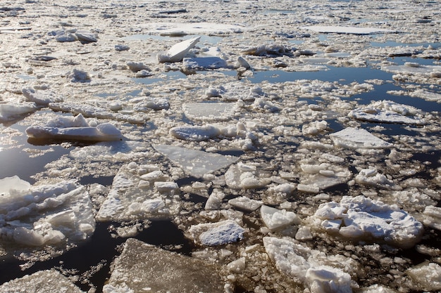 Hielo en la deriva del hielo del río y trozos de hielo partido en el agua