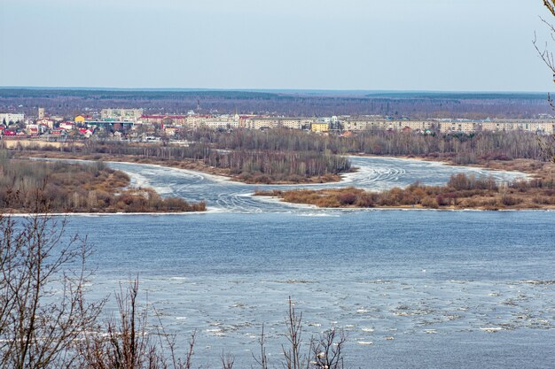 El hielo flota en el río Volga en primavera