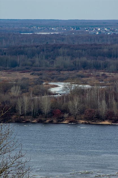 El hielo flota en el río Volga en primavera