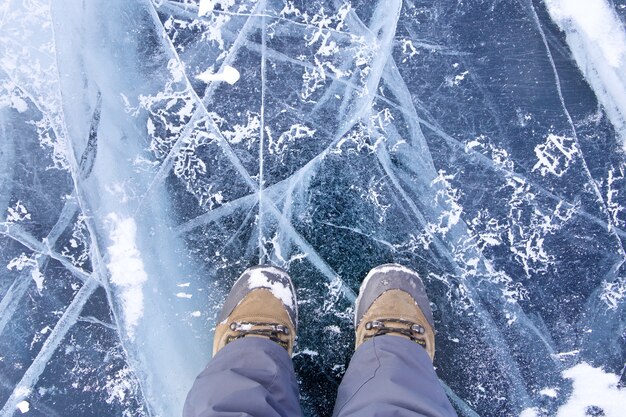 Foto hielo y grietas en la superficie del lago baikal