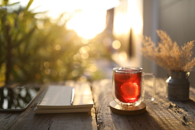 Hielo Jugo de uva roja con flor de hierba seca y cuadernos