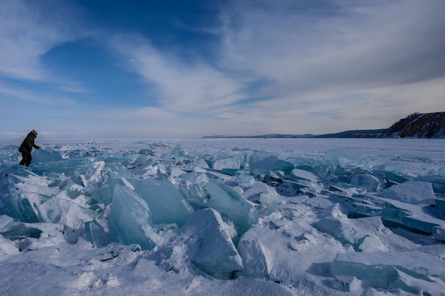 En el hielo del lago Baikal hermosos pedazos de hielo hielo hummock en el hielo el lago Baikal