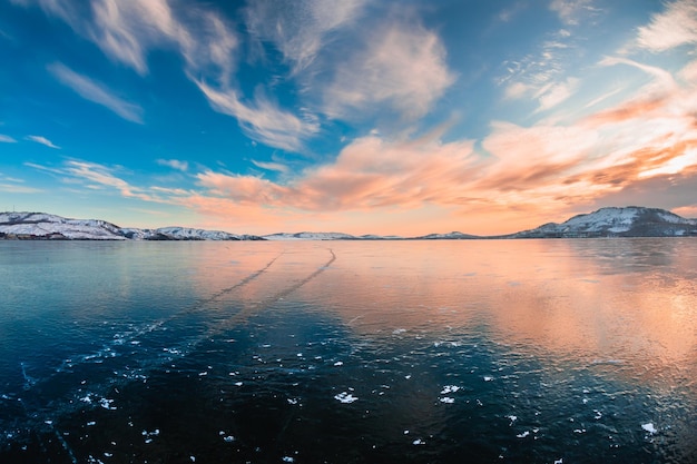 Hielo en el lago congelado al atardecer. Hermoso paisaje de invierno. Lago Bannoye en Ural del Sur, Rusia