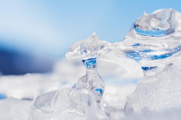 Hielo en el lago congelado. Fondo de invierno. Pequeña profundidad de campo