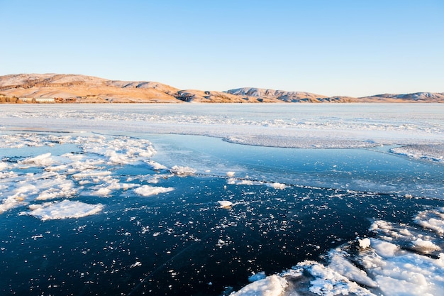 Hielo en el lago congelado. Hermoso paisaje de invierno