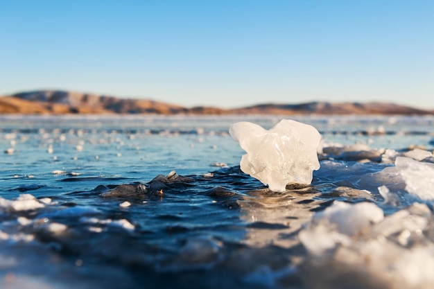 Hielo en el lago congelado. Imagen macro con poca profundidad de campo. Hermoso paisaje de invierno.