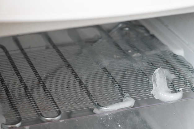 El hielo lleno en el congelador vacío de un refrigerador hace que el refrigerador trabaje más y se rompa Refrigerador roto Problema del refrigerador