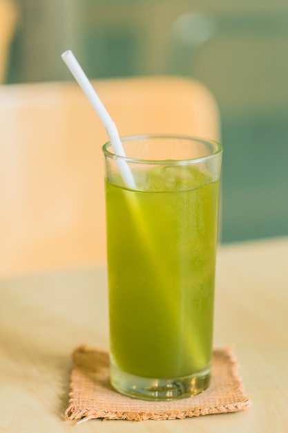 Hielo matcha té verde buena bebida saludable en la temporada de verano en el restaurante japonés.