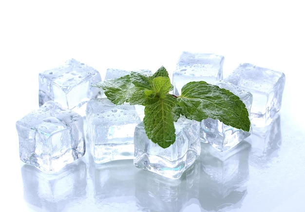 Hielo con menta aislado en blanco