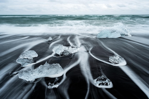 Hielo en la playa con arena negra en Islandia