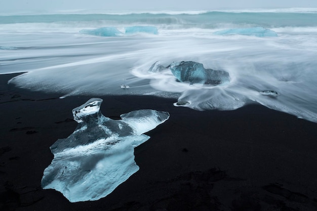 Hielo en la playa de diamantes de la playa de Islandia