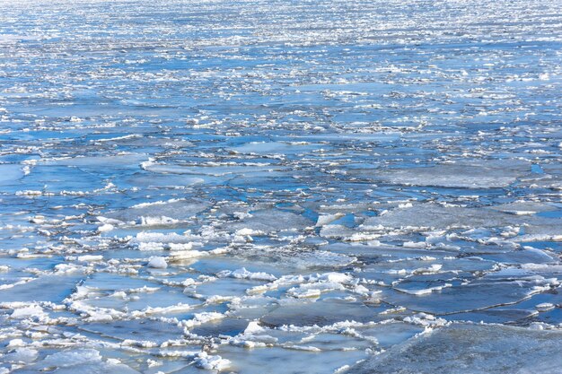 Hielo de primavera a la deriva en el río en un día soleado. textura de fondo.