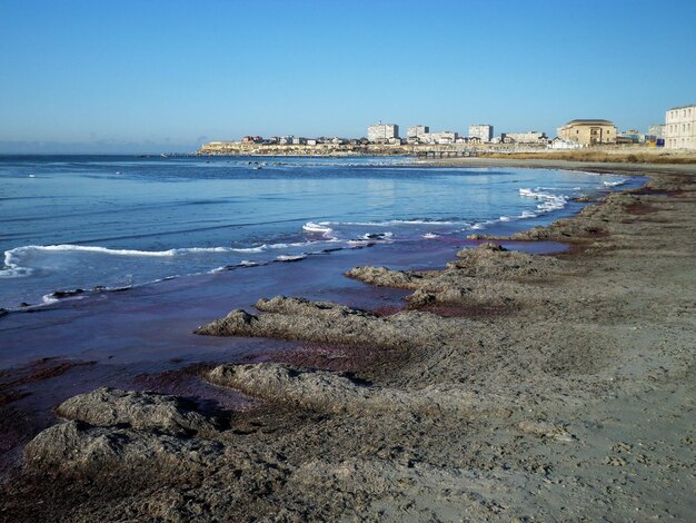 Hielo púrpura en la orilla del Mar Caspio, región de Mangistau, Kazajstán 22 de noviembre de 2019