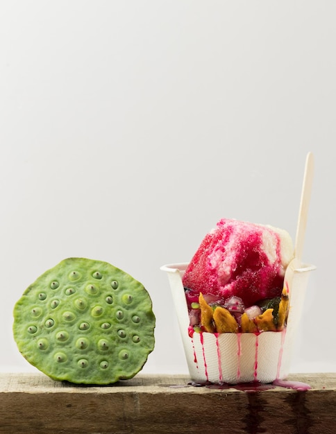 Hielo raspado con pudín y jarabe