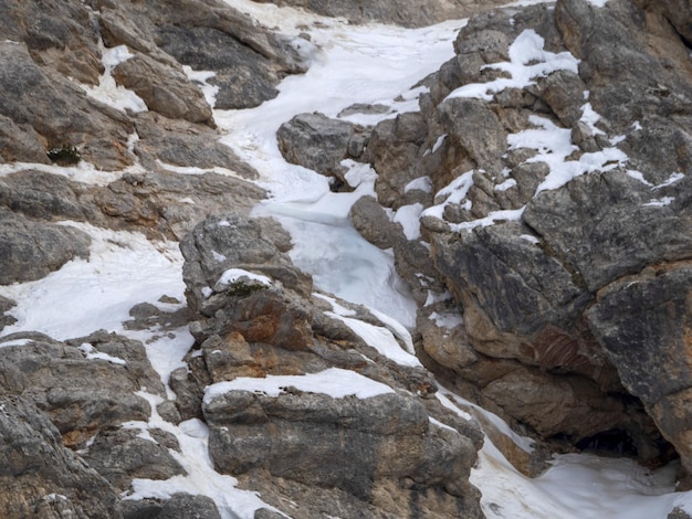 Hielo en la roca en las dolomías de la montaña de Fanes en panorama del invierno