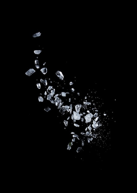 Hielo roto aislado sobre un fondo negro