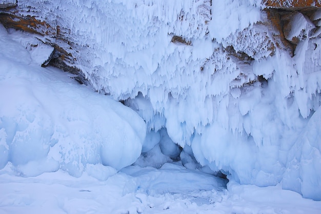 hielo salpica rocas baikal, vista abstracta de invierno