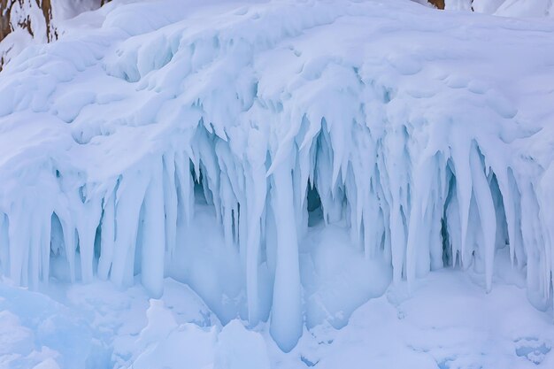 hielo salpica rocas baikal, vista abstracta de invierno