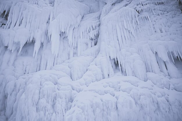 hielo salpica rocas baikal, vista abstracta de invierno