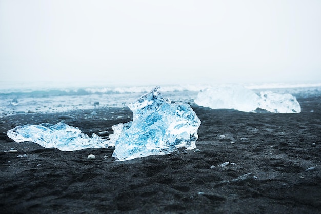 Hielo sobre la arena volcánica negra. Playa de hielo de Jokulsarlon, sur de Islandia. Enfoque selectivo