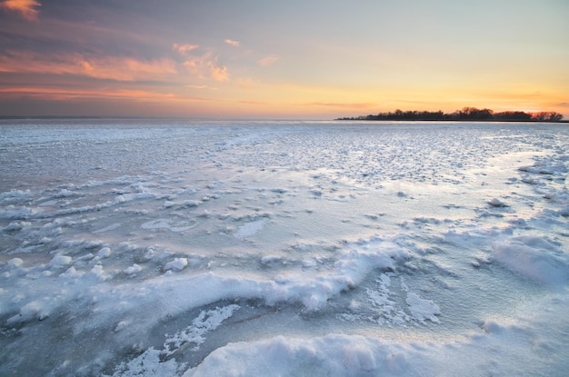 Hielo en la superficie del agua