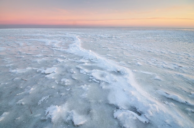 Hielo en la superficie del agua