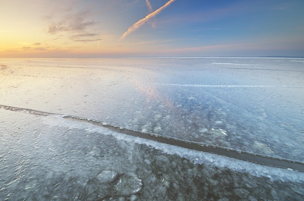 Hielo en la superficie del agua