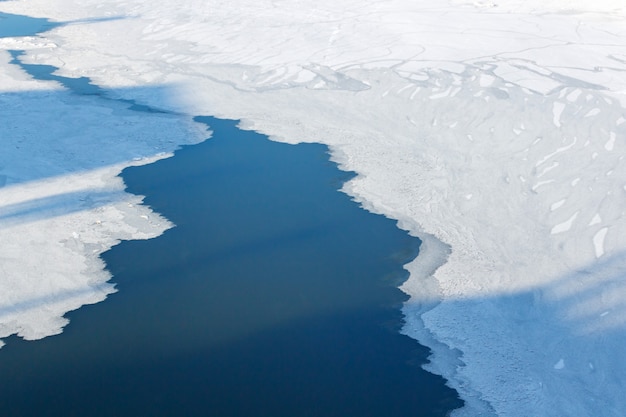 Hielo en la superficie del río Moskva en un día soleado de invierno