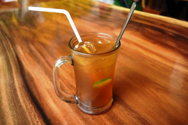 Foto hielo de té de limón en la mesa de madera