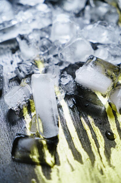 Foto hielo triturado con cuñas de cal en un fondo oscuro