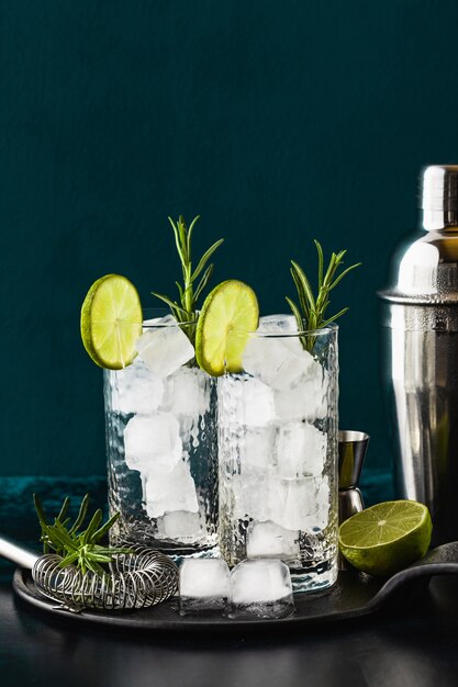 Hielo en un vaso sobre la mesa. Listo para hacer un cóctel de verano. accesorios de bar