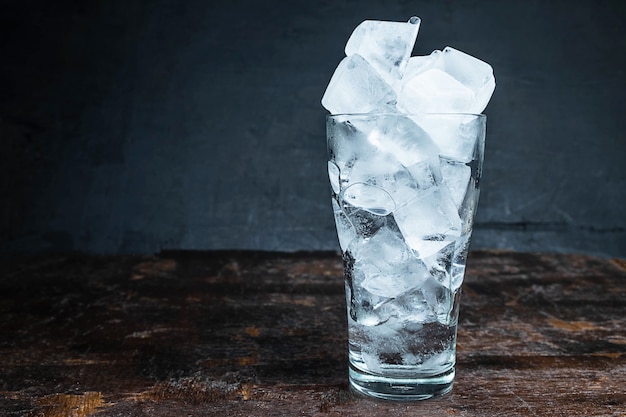 Foto hielo en un vaso sobre la mesa