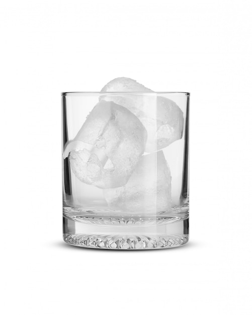 Hielo en vaso de vidrio sobre fondo blanco aislado