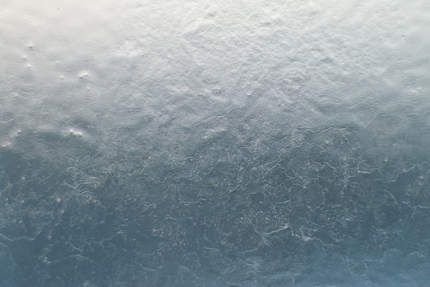 Foto hielo en la ventana, patrones helados de invierno, dibujos helados