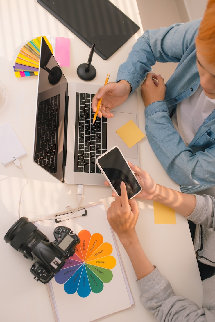 Foto hier finden sie eine vorlage für einen neuen businessplan. geschäftsleute, die im büro arbeiten.