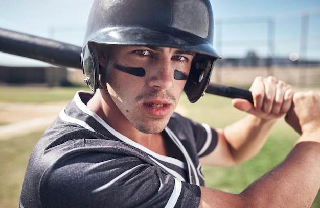 Hier ist kein Platz für Mittelmäßigkeit Aufnahme eines jungen Mannes, der bei einem Baseballspiel seinen Schläger schwingt